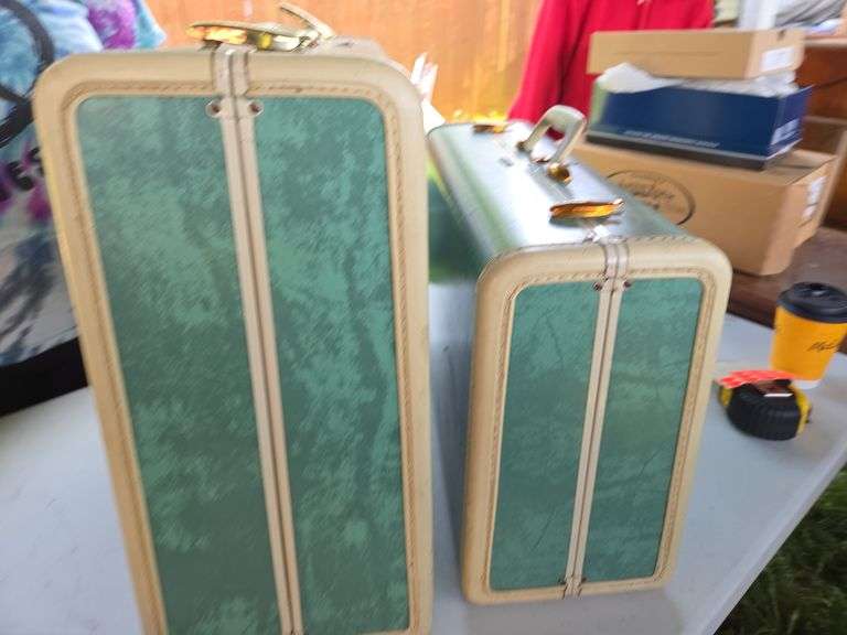 2 Green Samsonite suitcases