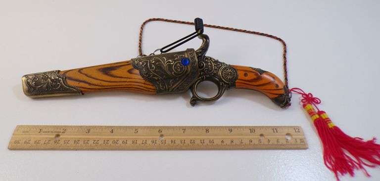 Knife that looks like a gun