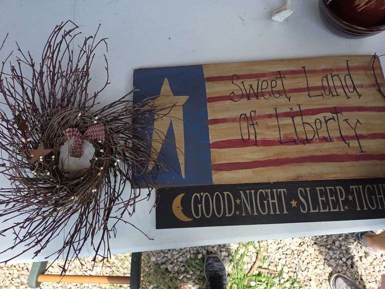 2 Americana signs and wreath