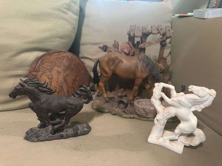 Horse Figures & Decor