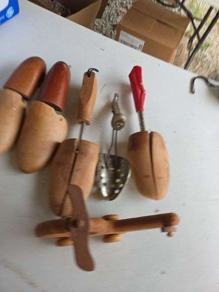 Shoe stretchers