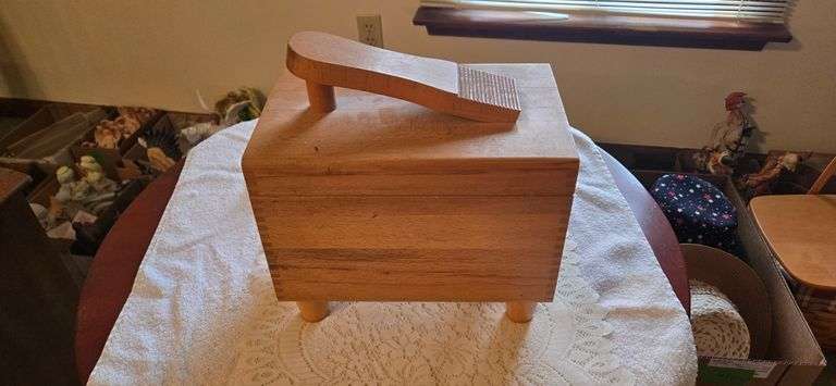 Shoe polishing stand