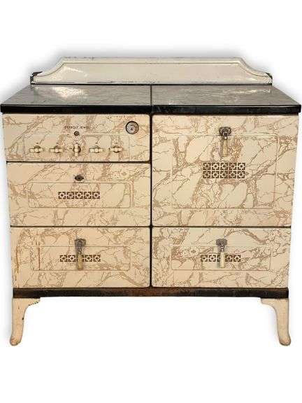 DETROIT JEWEL ENAMELED METAL FOUR-BURNER GAS RANGE.