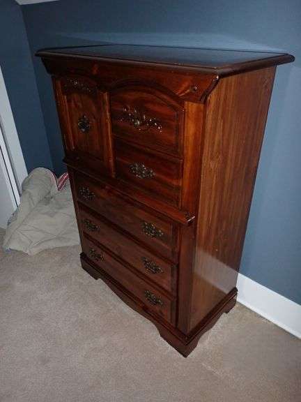 Broyhill Furniture Solid Pine Chest Of Drawers Dresser - Clean All drawers and door work perfect