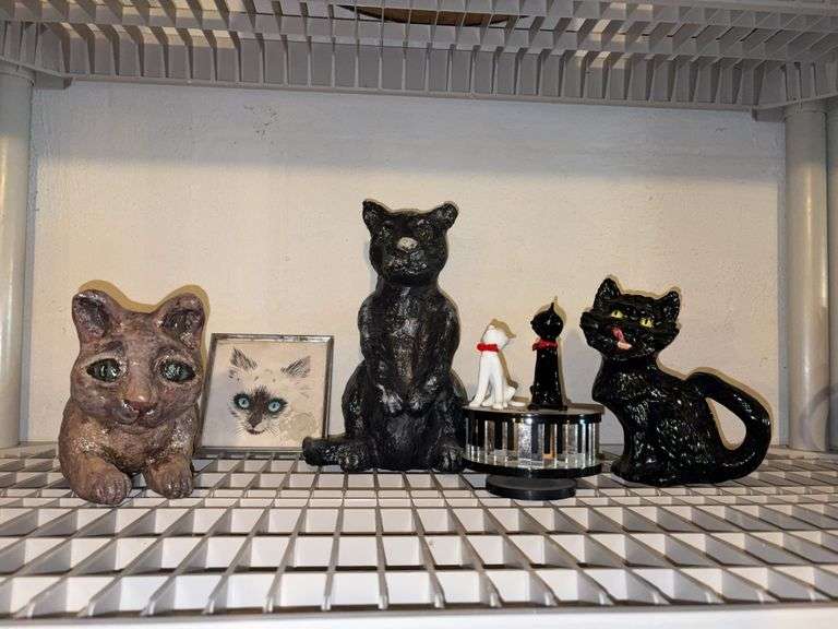 Cat figures, music box and pic