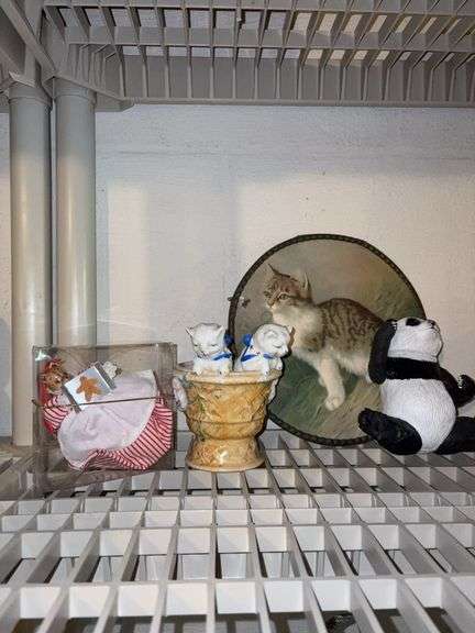 Cat plate, cat figure and Bear