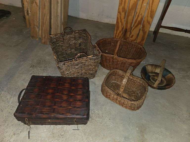 Large lot of baskets