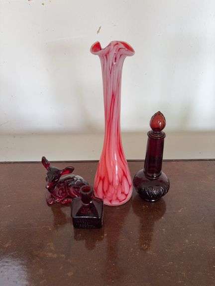 Swirl Red and White vase, red deer