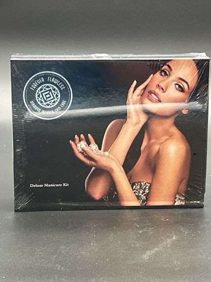 Forever Flawless Diamond Infused Skin Care Deluxe Manicure Kit