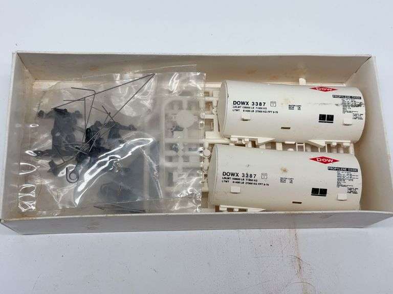 Walthers 5100 Series 30' Funnel-Flow Tank Car Kit