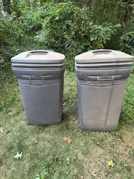 Rubbermaid Plastic Trash Cans with Locking Lids