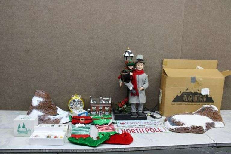 Department 56 Collectibles and Decorative Holiday Items
