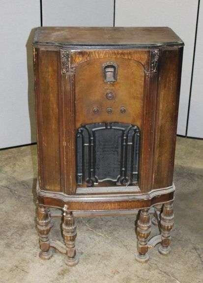 Philco Model 18 Series Superheterodyne Tube Radio in Wooden Cabinet