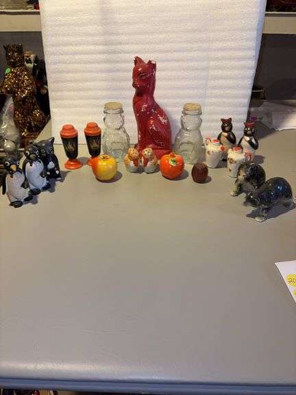 Large lot of cats, salt & pepper shakers