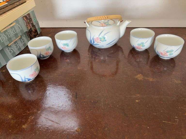 Tea Pot with mugs