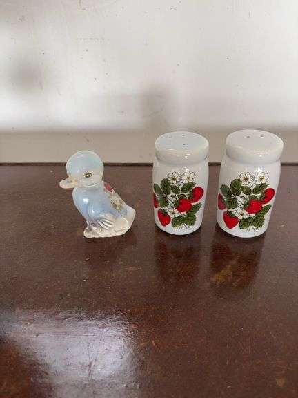 salt & pepper shaker, Fenton glass duck