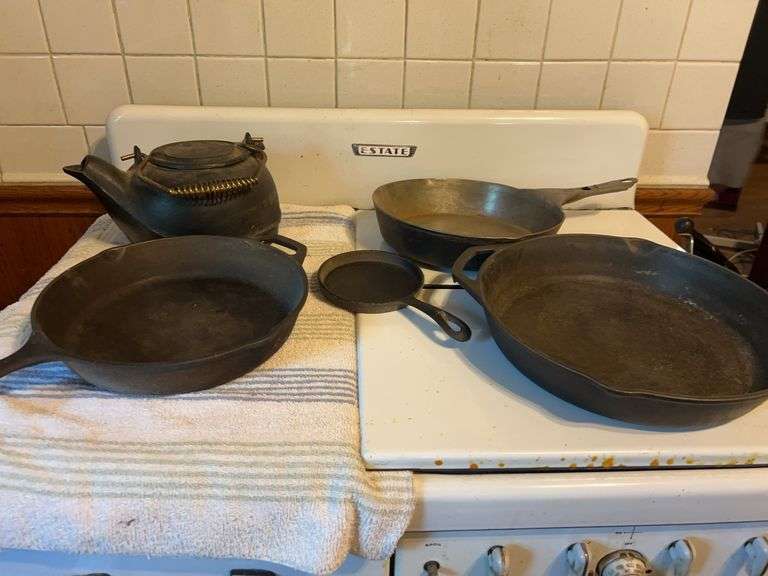 Cast Iron Skillets (Lodge) & Kettle
