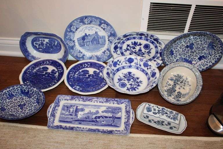 Lot halted due to circumstances beyond our control. Blue and White China