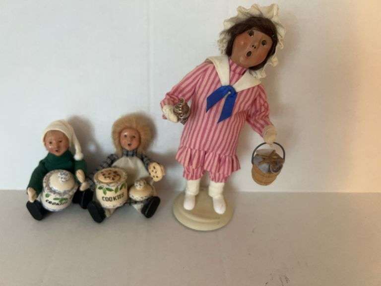 Signed Byers' Choice Ltd. Carolers