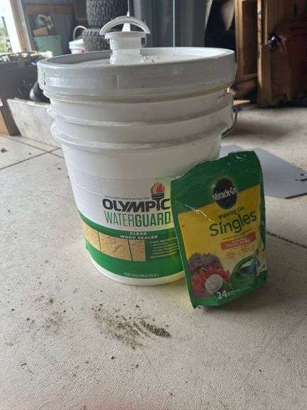 Olympic WaterGuard Clear Wood Sealer and Miracle-Gro Watering Can Singles Plant Food