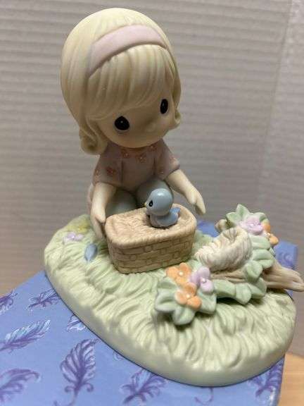 Precious Moments ‘It Only Takes A Moment To Show You Care’ Figurine
