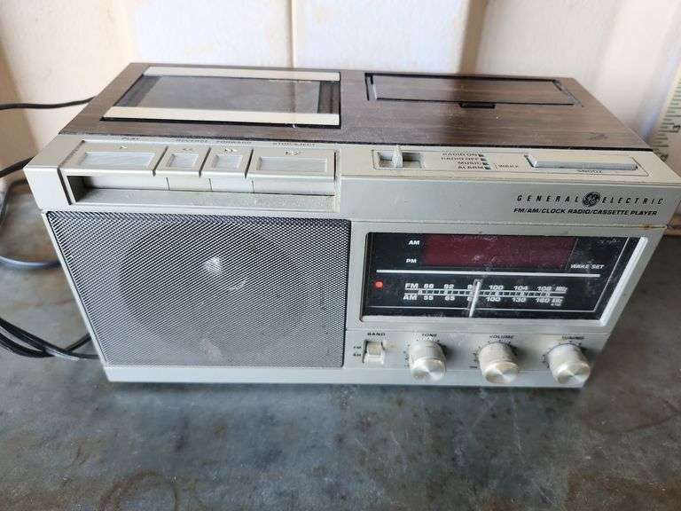 General Electric AM/FM Radio Cassette Player Model No. - 7-4950B