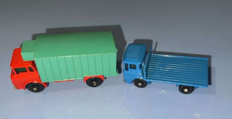 Matchbox￼ box truck and flatbed