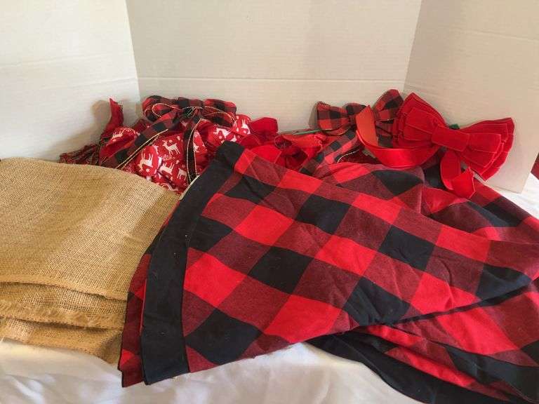 Christmas Table Linens & Decorations