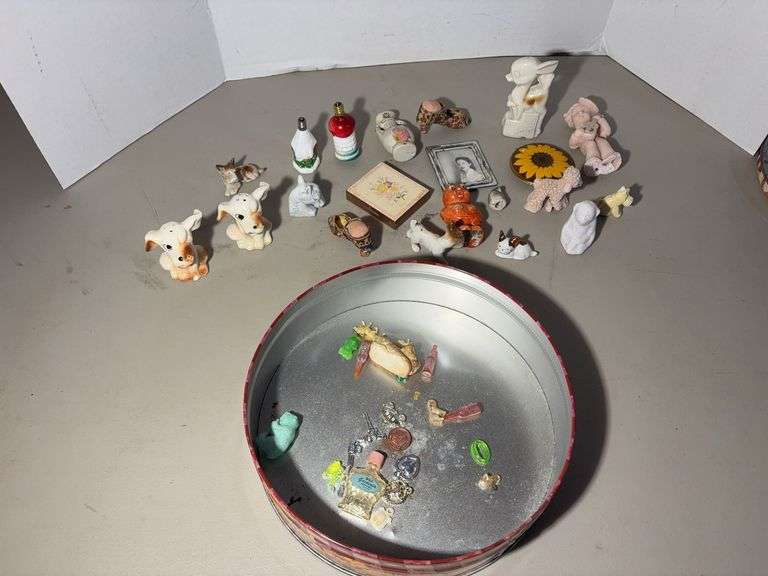 Tin with Miniatures