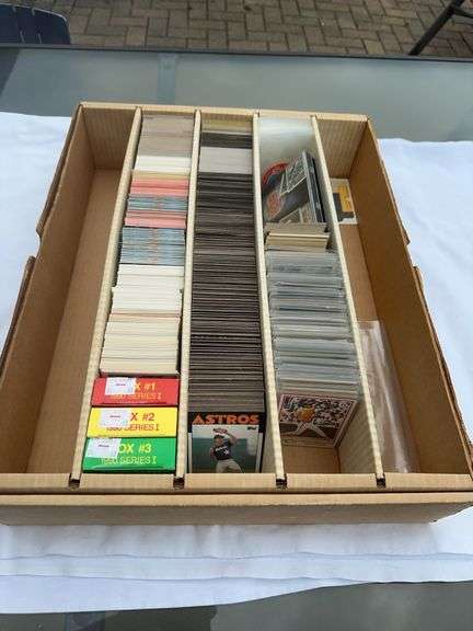 Box of around 2000 baseball commons