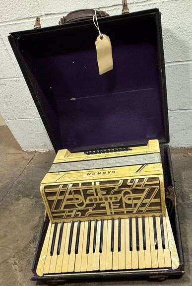 Carmen Accordion with Case and Pearlized Finish