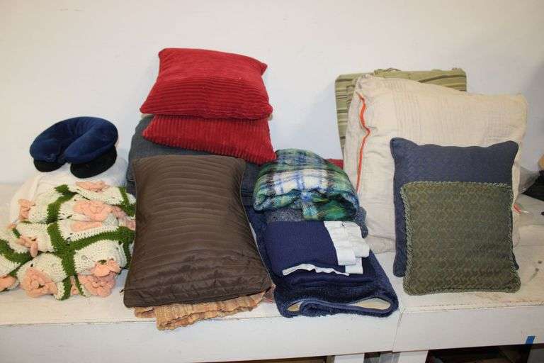Pillows & Throws