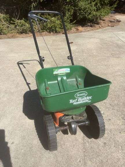 Scott’s Turf Builder EdgeGuard Broadcast Spreader