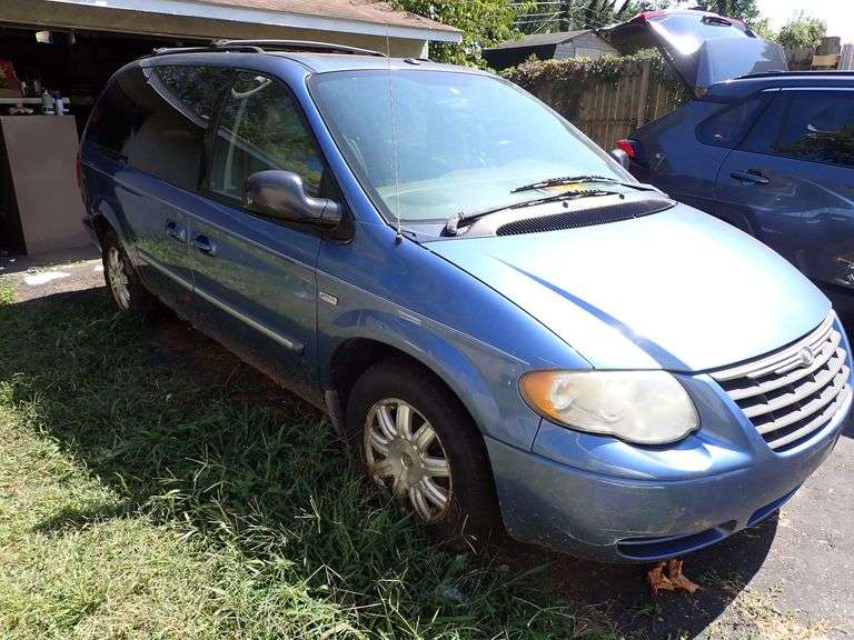 2007 CHRYSLER TOWN AND COUNTRY Minivan - Ready to drive Home!