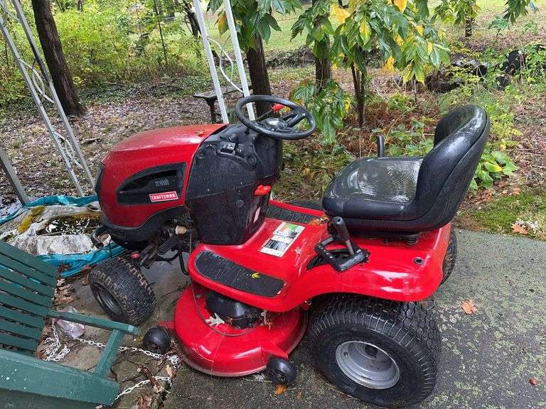Riding Tractor - condition unknown - has key