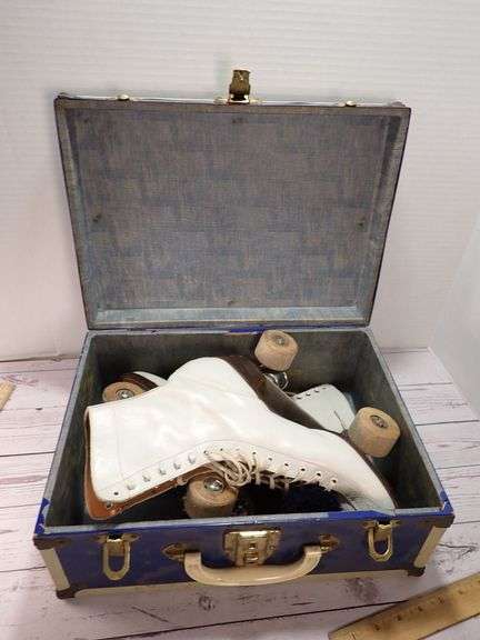 WOOD WHEEL – White Leather Cleveland Roller Skates with Blue Trunk travel Case