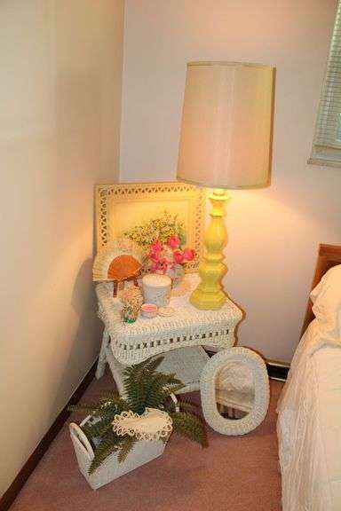 Wicker Table & Décor