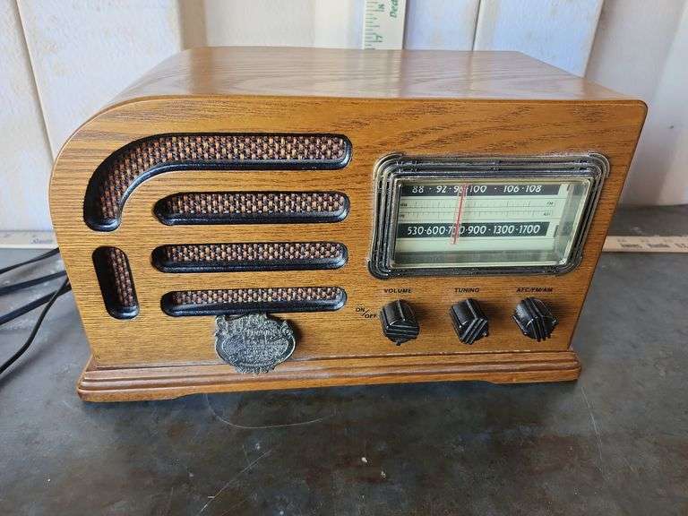 Thomas Collectors Edition Radio Model 1946 Winston Select 7''X13''X7''