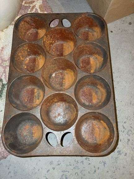 Cast iron muffin pan
