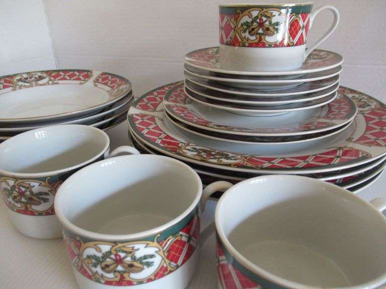 Christmas Dishes Svc for 4 (See photos)