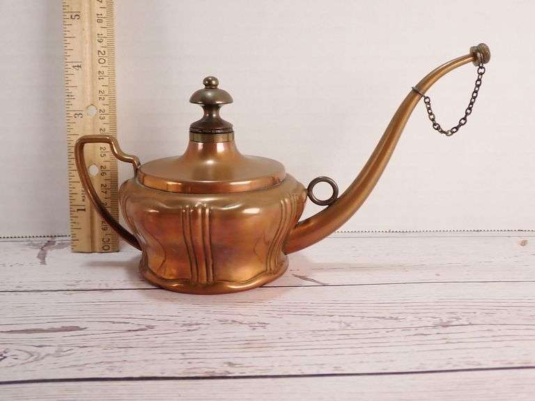 Brass Genie-Style Oil Lamp with Screw Cap and Chain