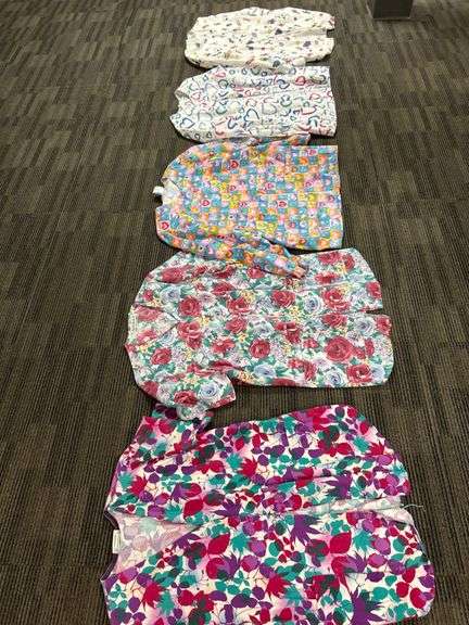 5 Women’s Printed Scrub Tops in Various Patterns and Sizes