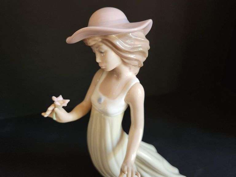 Lladro NAO - "Gentle Breeze"