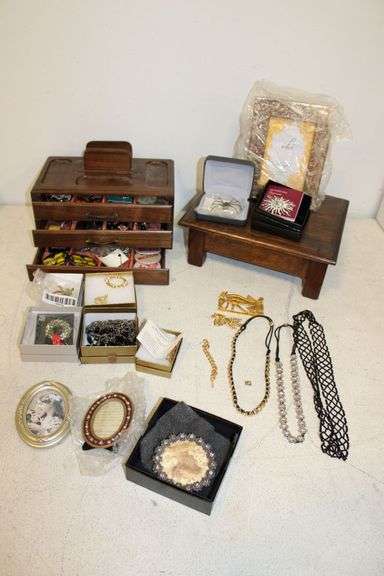 Costume Jewelry, Boxes & Décor