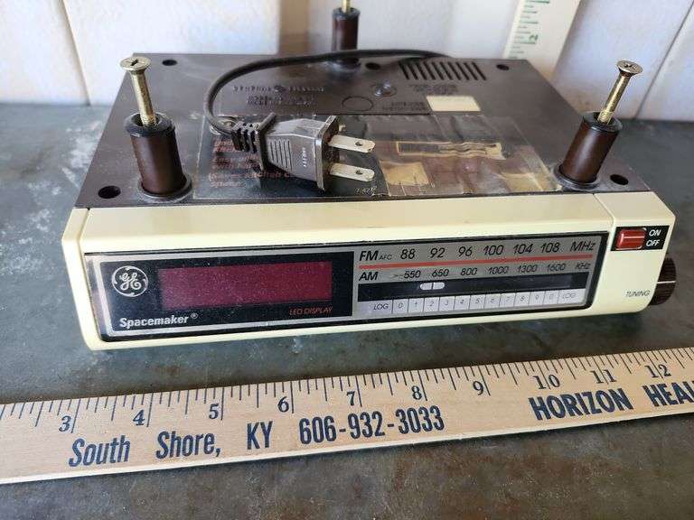 Ge Spacemaker Under Cabinet AM/FM Kitchen Radio