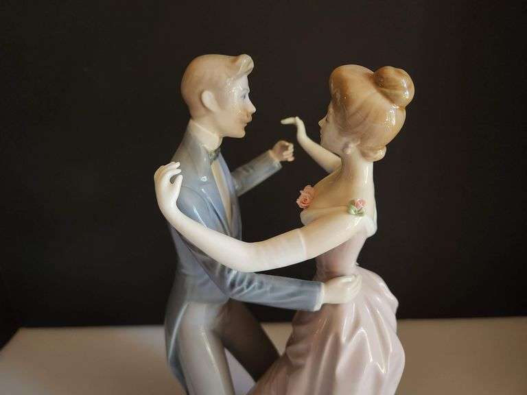 Lladro - "Anniversary Waltz" - READ DESCRIPTION