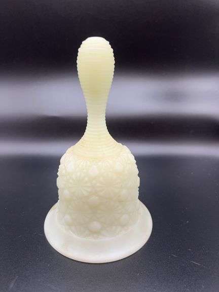 Fenton Satin Custard Daisy & Button Bell