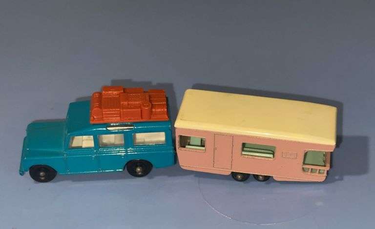 Vintage Matchbox – pink caravan camper, Range Rover
