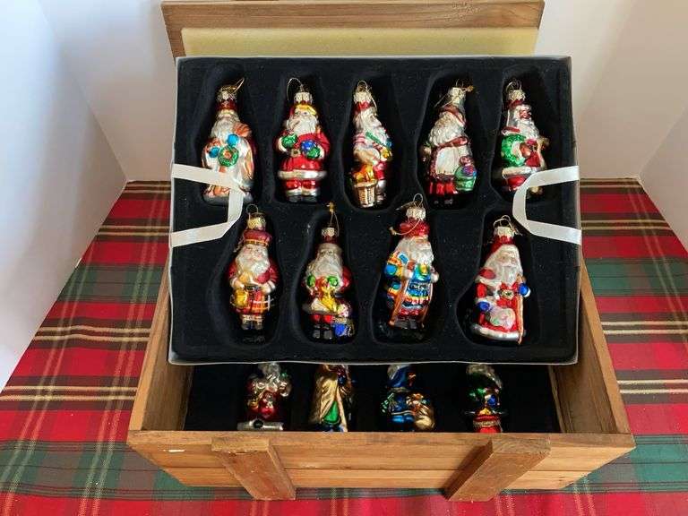 2002 Thomas Pacconi Classics Set of 18 Mini Santa Ornaments in Wood Crate