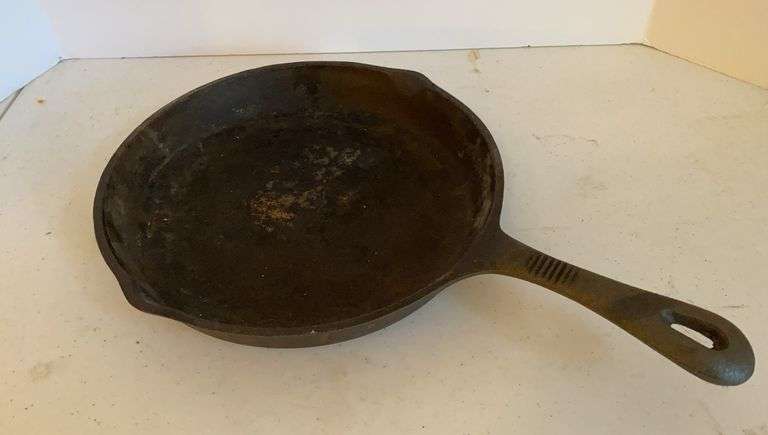 Benjamin & Medwin 11.5” Cast Iron Skillet